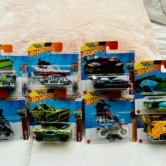 Hot Wheels Lets Race - 8 individually packaged 🏎️ - Picture 2 of 10